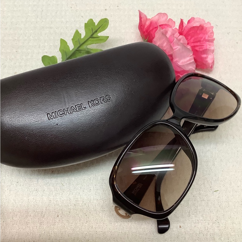 🌸Michael Kors Sunglasses, Case & Cloth - Picture 5 of 6